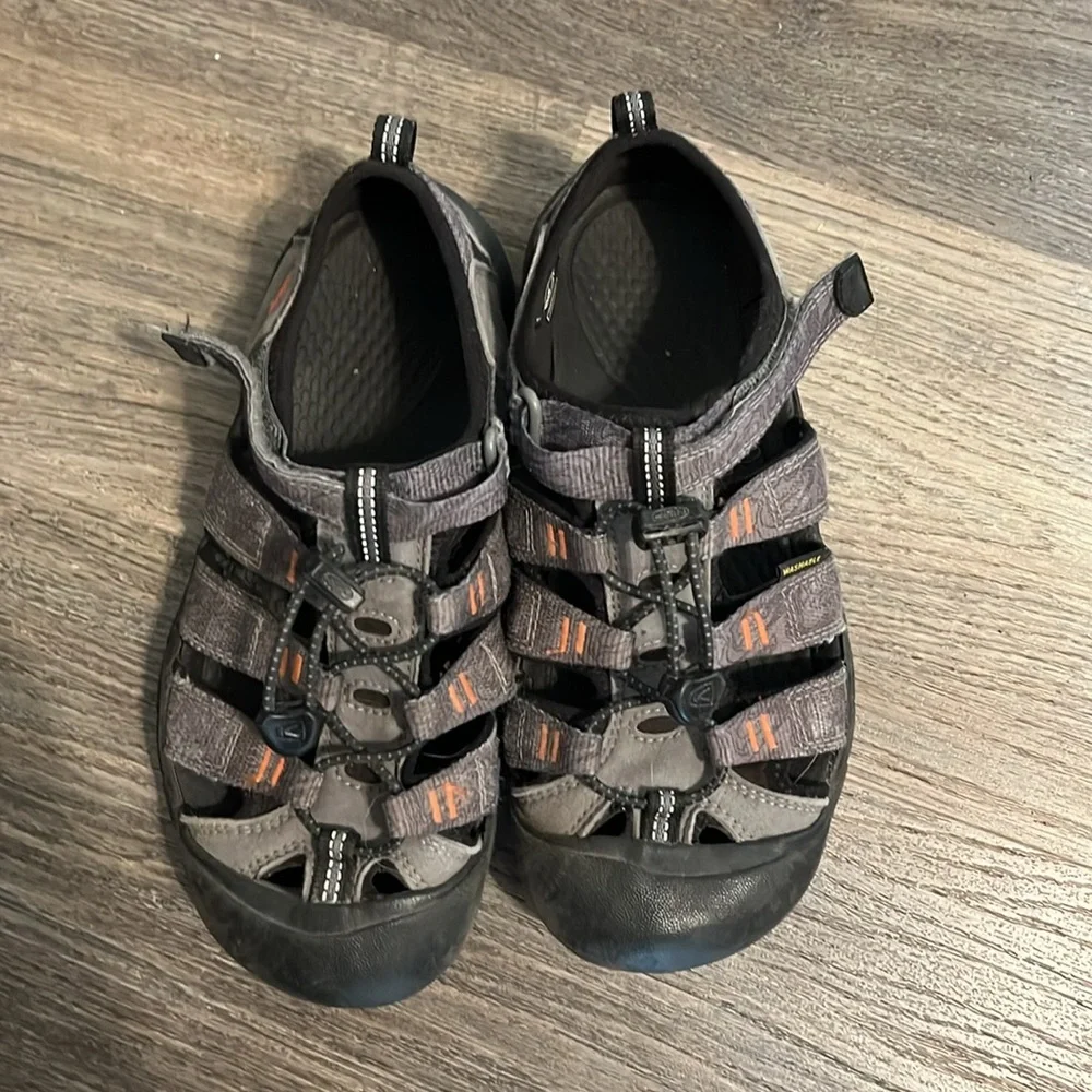 Keen Sandals Unisex Black and Grey Close Toe Sandals Shoes Sz 4